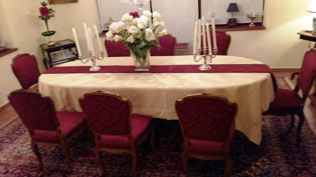 přečalounění včetně nového polstrování starožitných jídelních židlí potahovou látkou rakouské firmy Backhausen