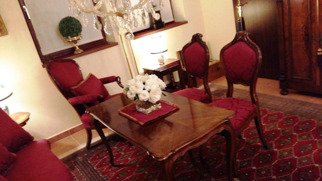 přečalounění starožitných židlí látkou Backhausen